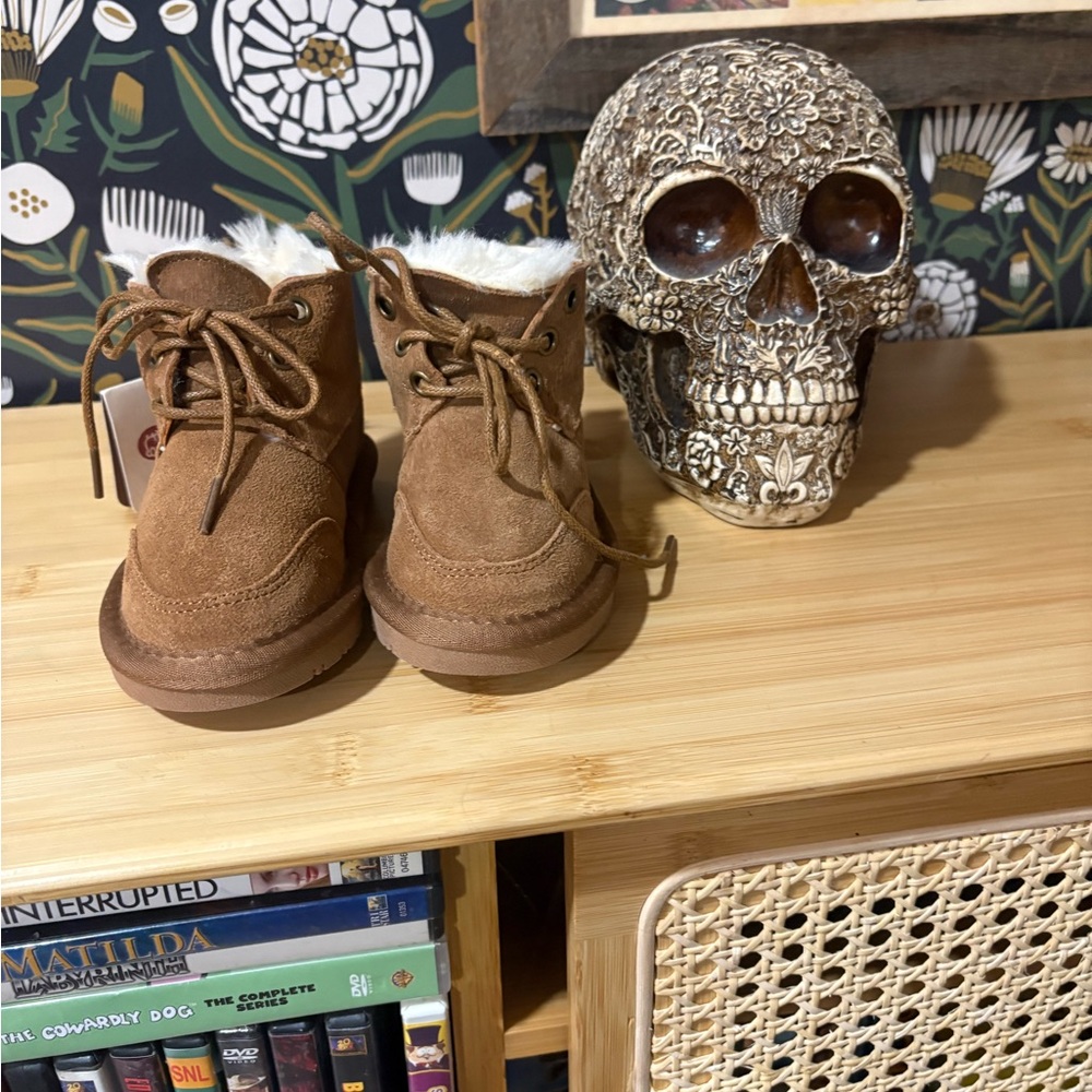 NWT Lamo Tan Kids Boots with White Fur Lining